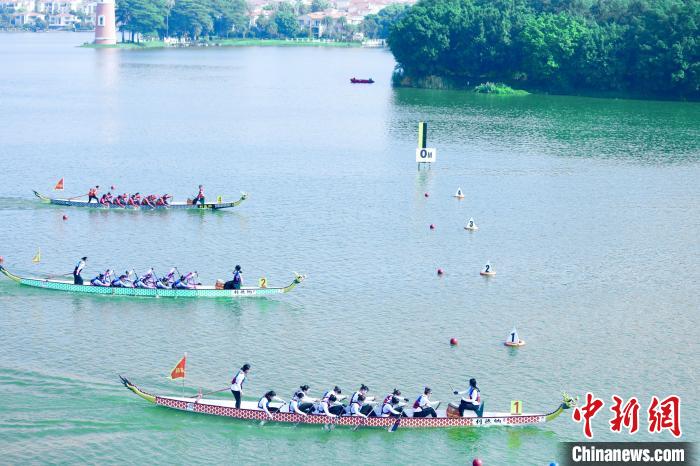 广东队在第十五届全国运动会群众龙舟项目决赛