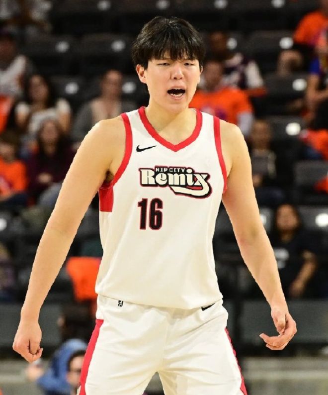 杨瀚森砍20+10率队暂胜 马刺末节反超夺回优势