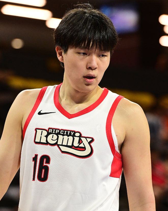 杨瀚森砍20+10率队暂胜 马刺末节反超夺回优势