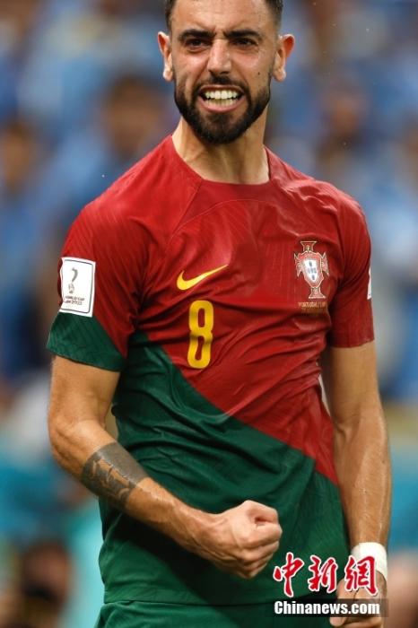 葡萄牙2-0完胜乌拉圭 B费梅开二度提前晋级淘汰赛