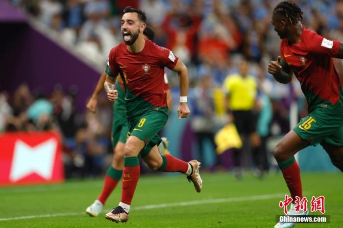 葡萄牙2-0完胜乌拉圭 B费梅开二度提前晋级淘汰赛