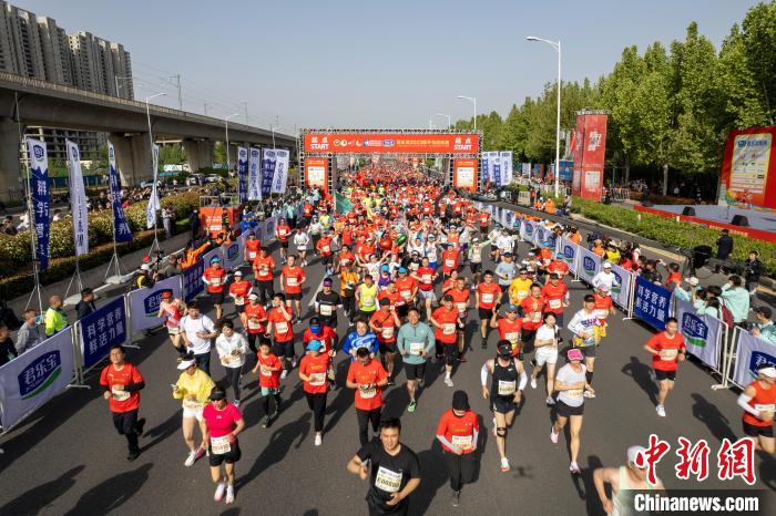 郑开马拉松重启回归：约4.9万名跑友跨城参赛 展