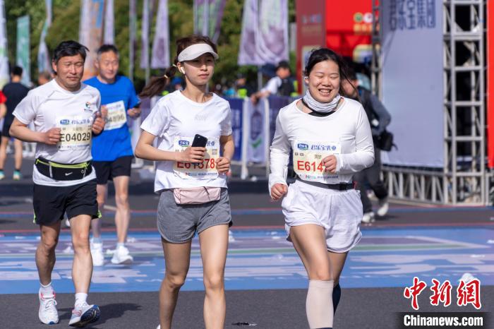 郑开马拉松重启回归：约4.9万名跑友跨城参赛 展