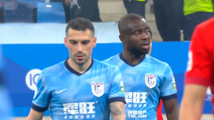 大连英博主场逆转河南队 4连胜锁定辽宁德比