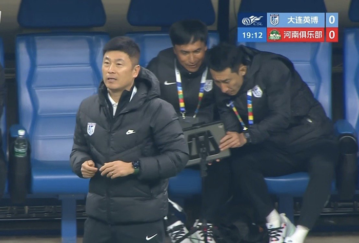 大连英博主场逆转河南队 4连胜锁定辽宁德比