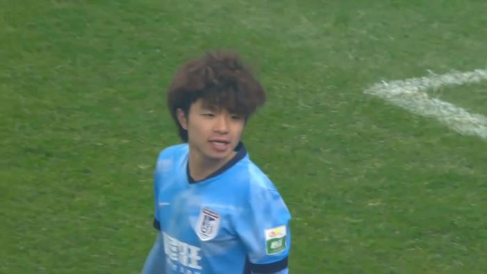 大连英博主场逆转河南队 4连胜锁定辽宁德比