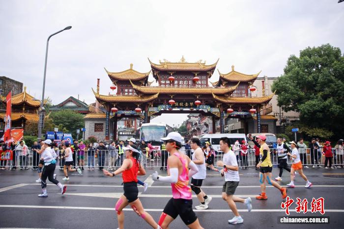 鸣枪开跑的清晨：成都以马拉松点亮城市活力与
